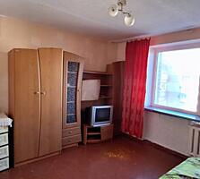 В продаже небольшая, а главное своя комната в коммунальной квартире. .