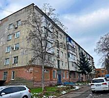 Продам 2-Х кімнатну біля парка Олександрія.