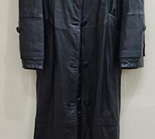 Женственный кожаный плащ, подчеркивающий силу и изящество.