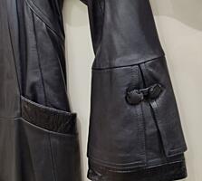 Женственный кожаный плащ, подчеркивающий силу и изящество.