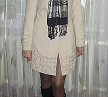 Продам женское пальто молочного цвета. Размер 44-46