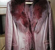 Продаю женский кожаный пиджак с мехом — 400 ₽