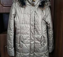 Продаю женскую зимнюю куртку (пальто) с меховой опушкой — 300 ₽