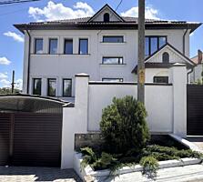 Se vinde o casă deosebită în Ialoveni, amplasată pe un teren de 8 ari.