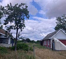 Срочно продам два дома на одном участке с летней кухней.