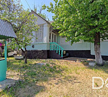 Casă bătrânească, teren 9 ari, fântână în curte, la strada centrală.