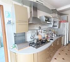 Продаю 4-кімнатну квартиру, вул. Адміральська