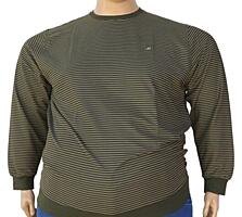 Тонкий мужской джемпер большого размера.