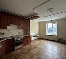 Просторный двухэтажный дом с ремонтом в нескольких минутах от города.