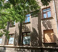 Продаю под ремонт двушку сталинку в центре