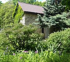 Участок на берегу моря с коммуникациями.