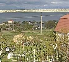 Площадь участка 6 соток. Дом имеет два этажа, 4 жилых комнаты. На ...