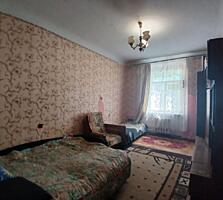 Продаю в центре 2-комнатную сталинку 1/5 без балкона.