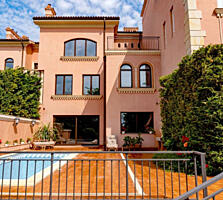 Продаётся 3х этажная Шикарная Вилла, на Золотом берегу!Фонтан!