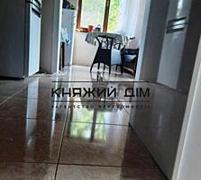 Продаж 2-поверхового будинку. 2 житлових поверха та цокольний поверх .