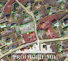 Spre vânzare se oferă teren pentru construcții pe care se află o ...