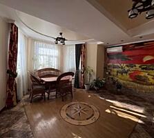 Продам трехэтажный дом общей площадью 222.5 кв. м., ул. Почтовая.