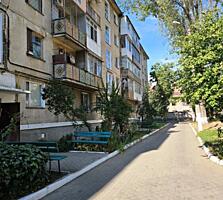 Рядом с парком Горького. Почти центр.