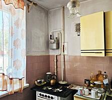 Рядом с парком Горького. Почти центр.