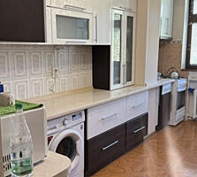 Продаётся 3-комнатная квартира + капитальный гараж район (Кр. казармы)