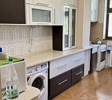 Продаётся 3х-комнатная квартира. + гараж 37кв м. Центр.