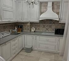 В продаже светлая, теплая четырех комнатная квартира на Днепродороге. 