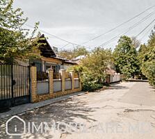 Duplex, sect. Centru Vă propunem spre vânzare 2 case amplasate pe un .