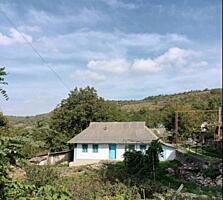 Дом в центре села Хрустовая.