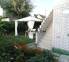 Продаж будинку Ділянка 1,5 сотки. 1-поверх гараж і кухня, на другому .