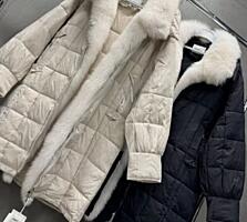 Облегчённый пуховик молочного цвета со съемным мехом.