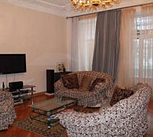 Продам квартиру 102 кв. м., 2/4, районе Музкомедии, ул. Леонтовича.