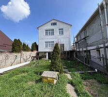 Предлагается к продаже трехэтажный дом в Крыжановке. Общая площадь - .