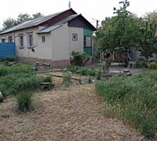 Дом расположен на отдельном участке общей площадью в пять соток. На ..