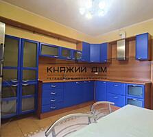 Продам двокімнатну простору квартиру з паркомісцем за адресою: вул А .