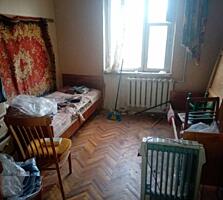 Продается 2-х комнатная квартира под ремонт в отличной локации ...