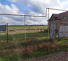 В продаже участок ровной формы 10 соток, на жилой, заселенной улице с 