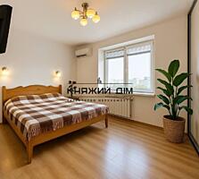 Продається сучасна двокімнатна квартира на 15 поверсі 18-поверхового .