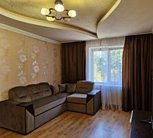 Семейный дом с детской площадкой и гаражом на тихой улице