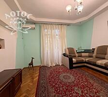 Продається простора 3-кімнатна квартира. Сталінка. Центр. Піонер