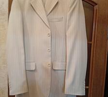 Продаю мужской светлый костюм