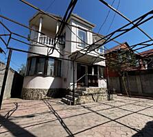 Предлагается к продаже просторный двухэтажный дом общей площадью 220 .