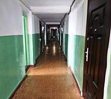 Комната в общежитии с полноценным санузлом.