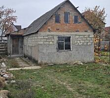 Продаётся небольшой каменный домик. Парканы.