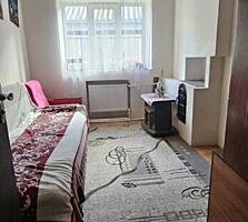 Продаётся небольшой дом.