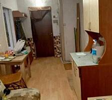 У продажу дві кімнати у комуні з балконом у центрі Одеси.На 4-ому ...