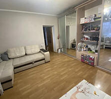 Продам 1 комнатную , лен поселок.