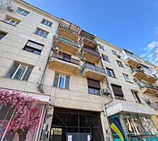 Трехкомнатная квартира в сталинке в Центре