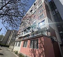 Se vinde apartament vizavi de parc