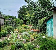 Будиночок по цині кімнати в комуні. 2 сотки землі. Всі комунікації.