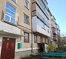 Второй этаж. Рядом парк.